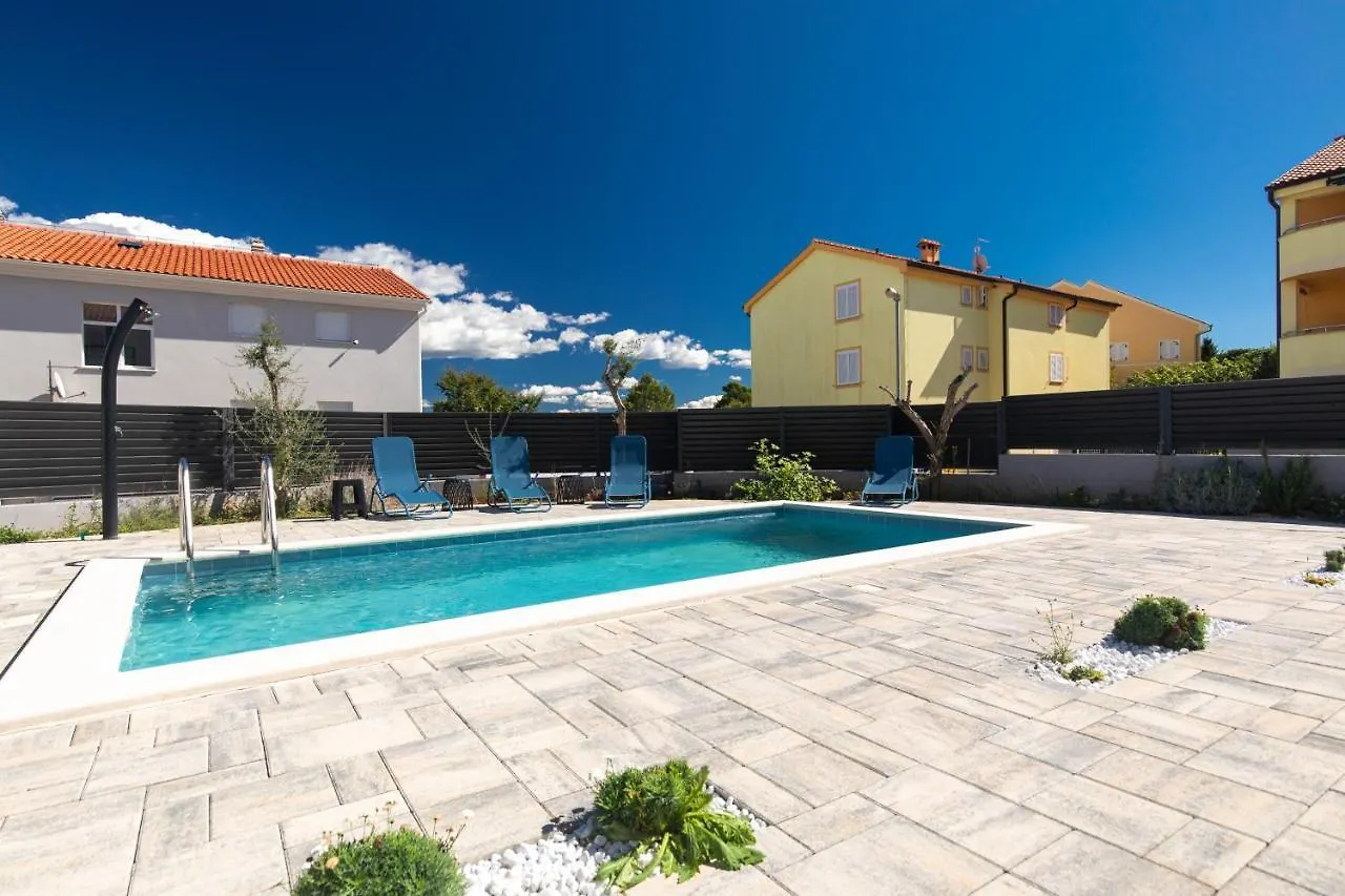 Apartment Patrick With Private Pool Čižići