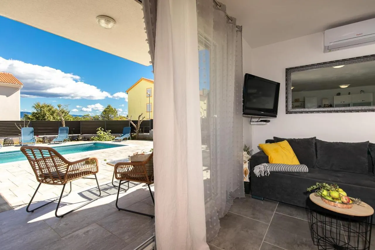 Apartment Patrick With Private Pool Čižići