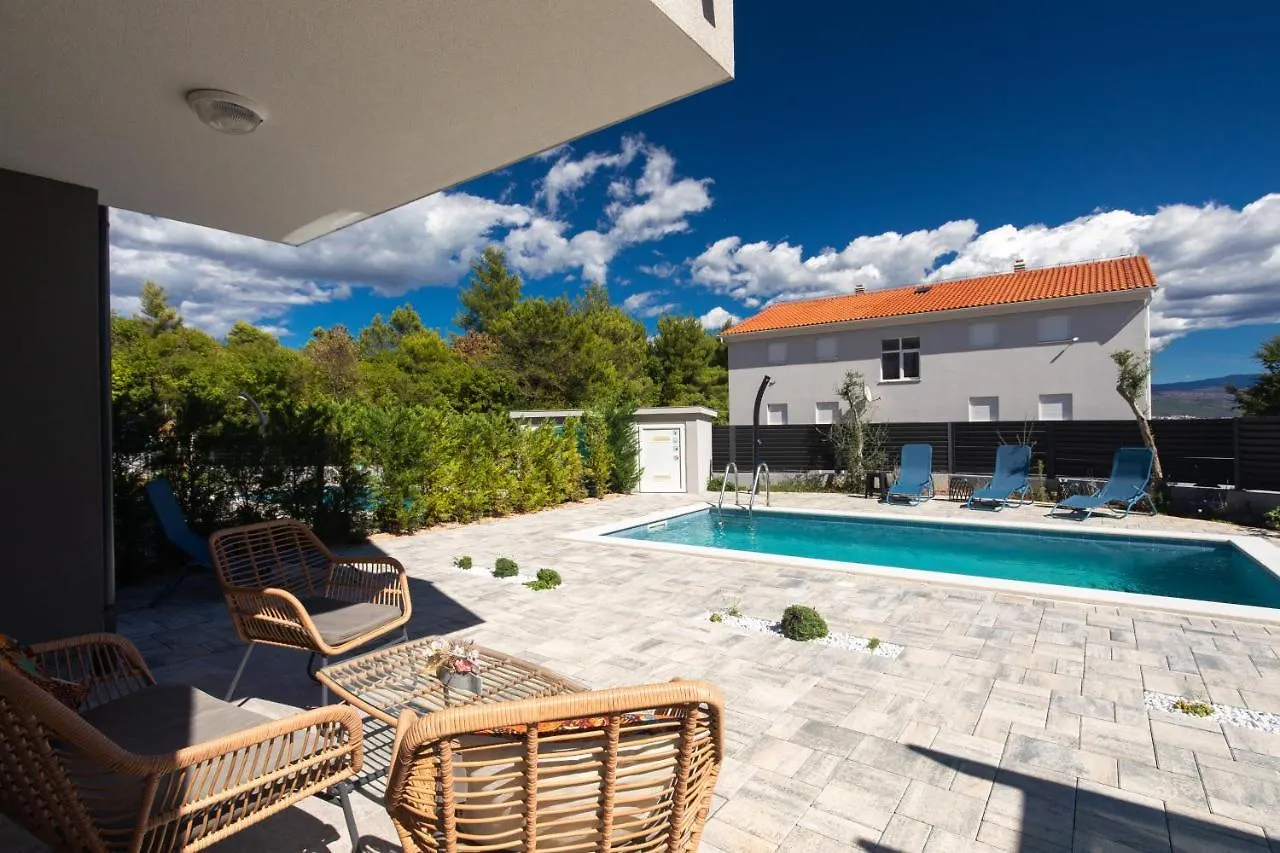 Apartment Patrick With Private Pool Čižići