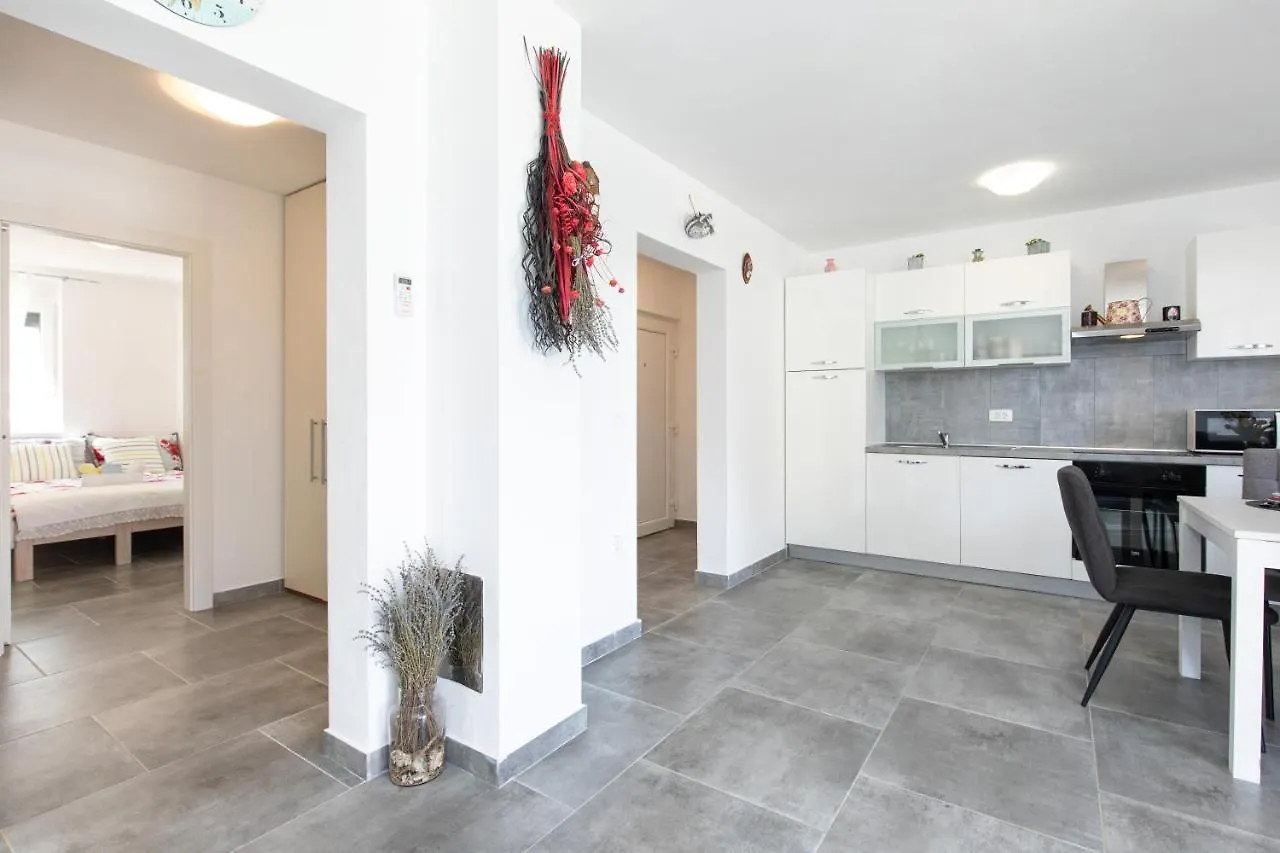 Apartment Patrick With Private Pool Čižići