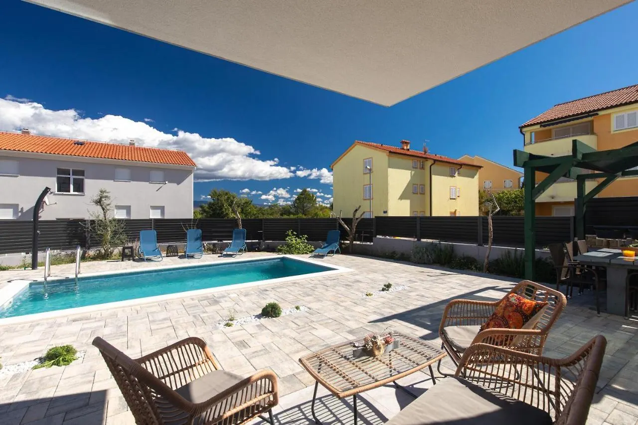 Apartment Patrick With Private Pool Čižići