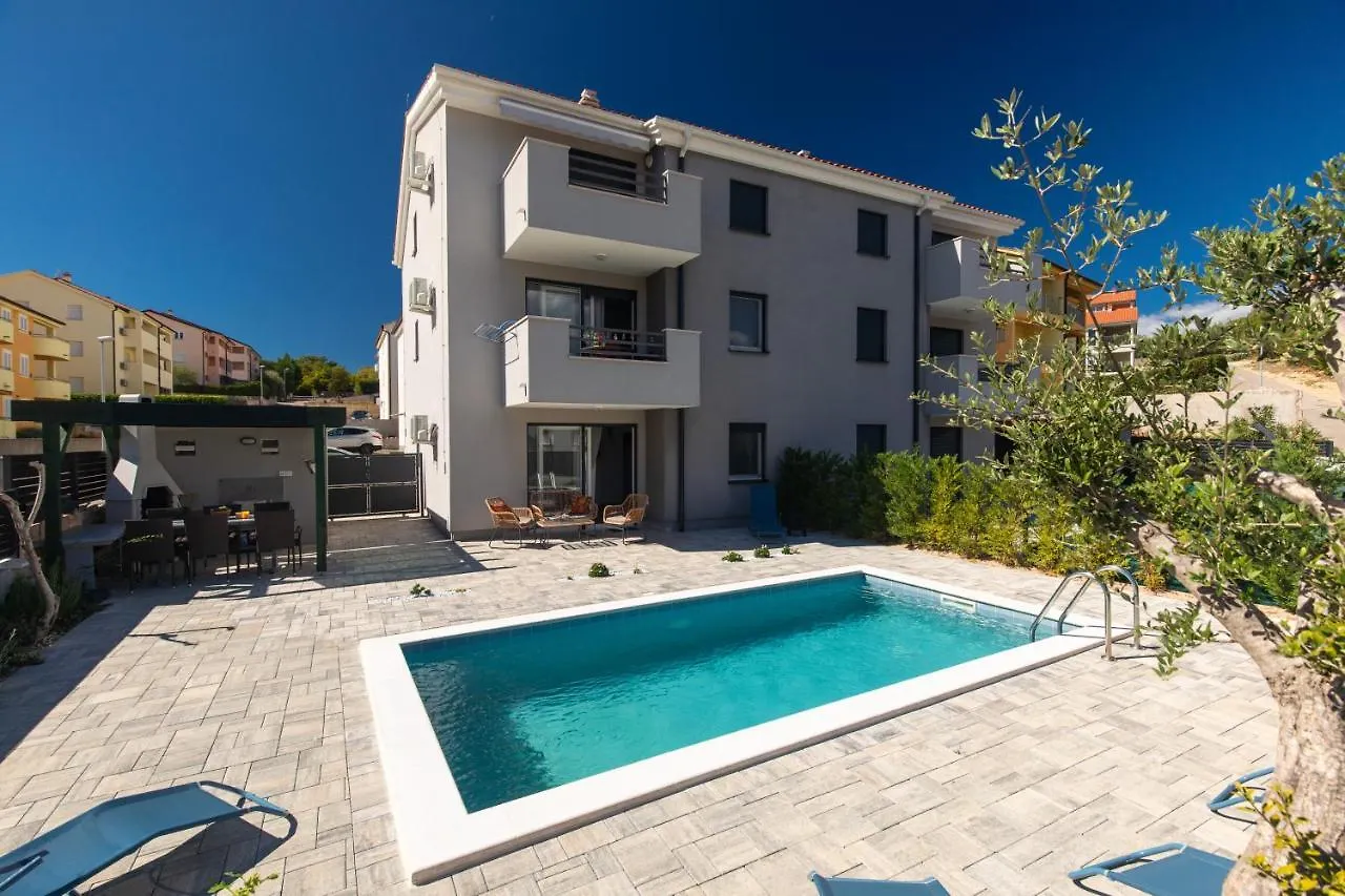 Apartment Patrick With Private Pool Čižići
